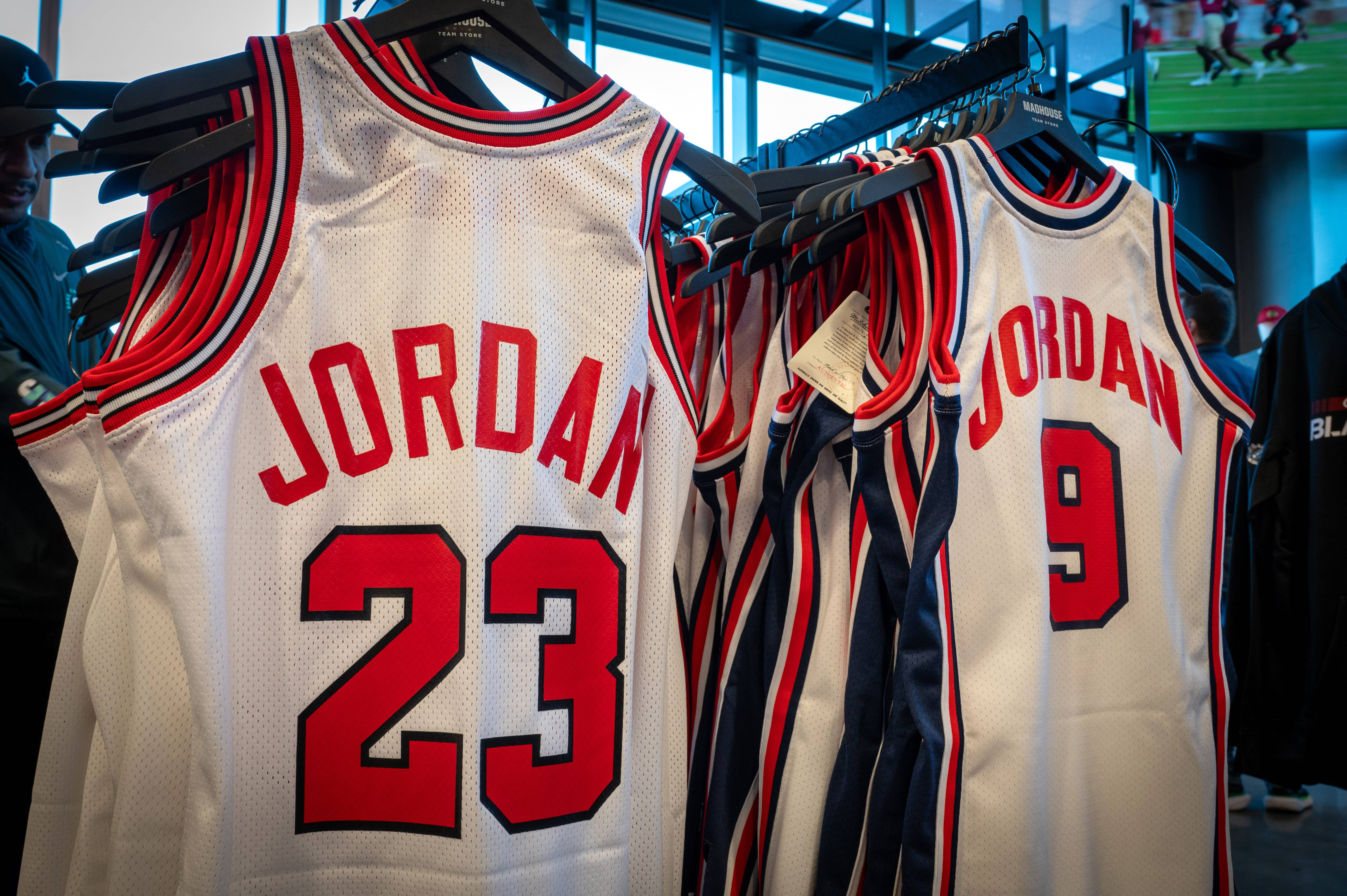 Michael Jordan, unic! Suma cu care s-a v&acirc;ndut la licitație un maiou purtat de fostul star de la Chicago Bulls